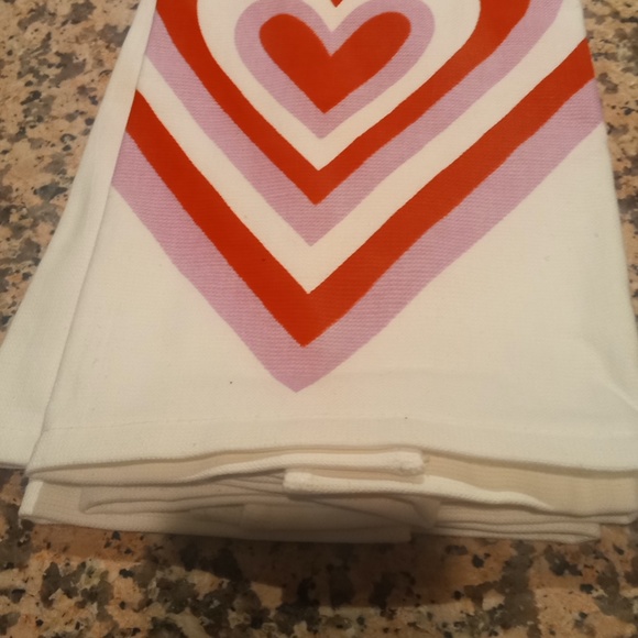 Set  of 2 Radiating Hearts Kitchen Towel  NWT  Valentine's Day - Picture 3 of 3